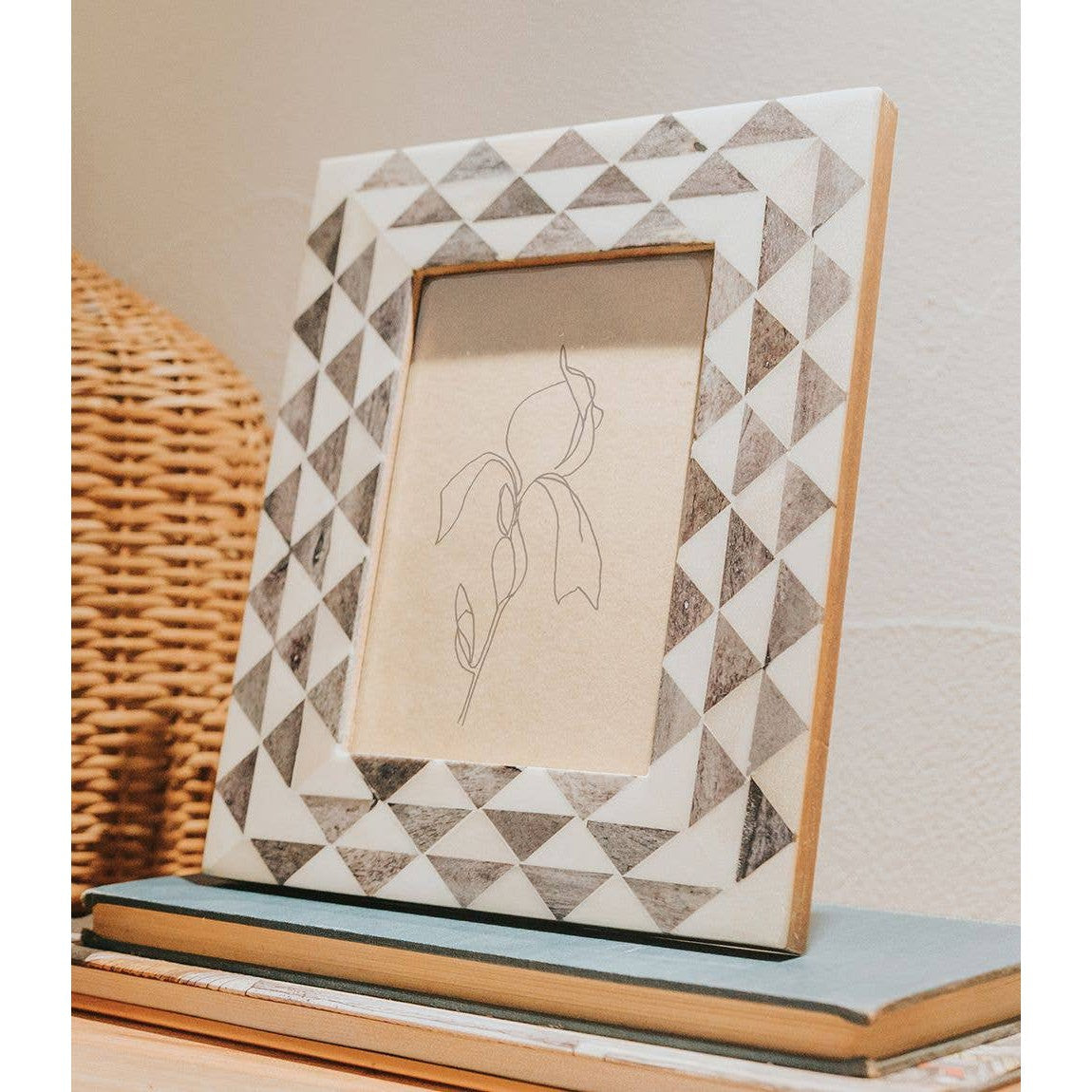 Varuna 5x7 Gray & White Picture Frame